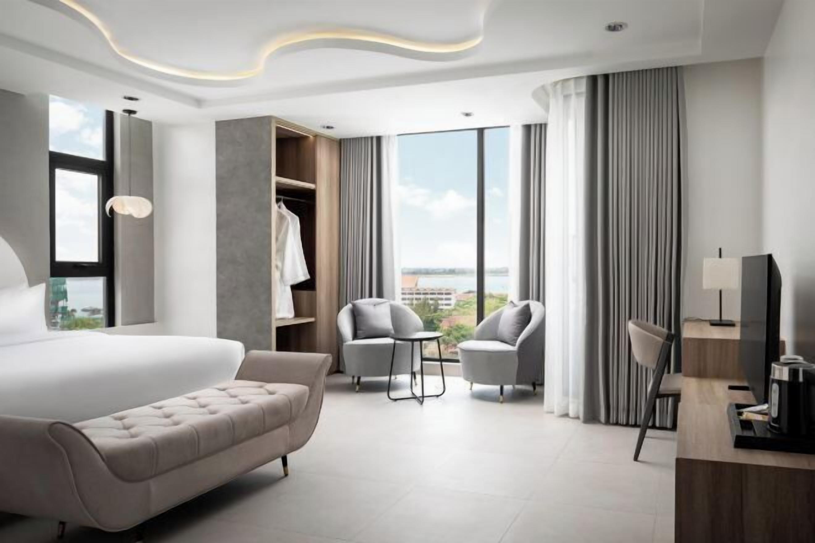 Premium bedding, pillowtop beds, minibar, in-room safe