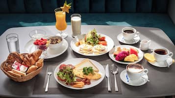 Desayuno buffet (USD 12.5 por persona)