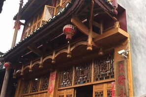 Exterior detail - Da Jie Xiao Xiang Ke Zhan (Yongshun)
