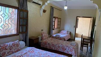 Chambre Triple Standard | Espace de travail pour ordinateur portable, Wi-Fi gratuit, draps fournis