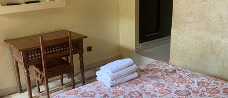 Habitación doble clásica, vista al jardín | Espacio para trabajar con laptop, wifi gratis y ropa de cama