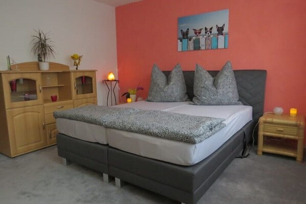 2 habitaciones, escritorio, tabla de planchar con plancha y wifi gratis