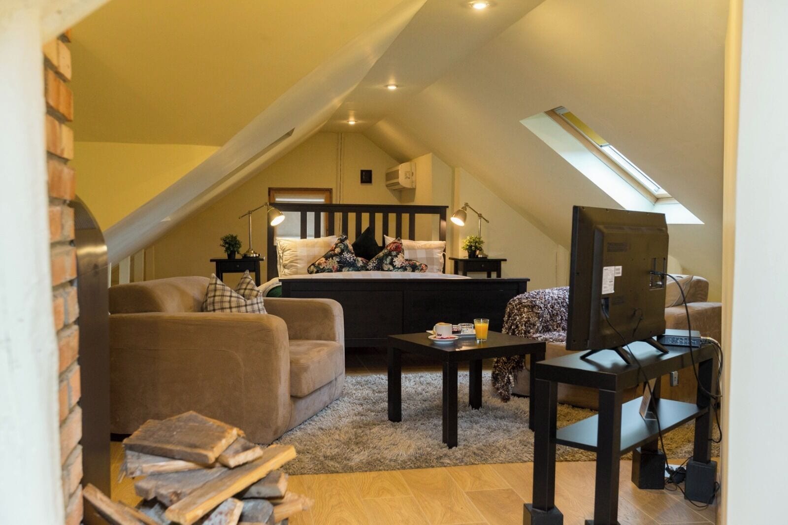 Double Room | In-room safe, iron/ironing board, free WiFi