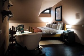 Premium Double Room | In-room safe, iron/ironing board, free WiFi - Ratiu House (Turda)