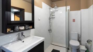 Double Room | Bathroom | Hair dryer, bathrobes, slippers, towels