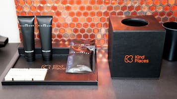 Chambre Luxe, 1 chambre, non-fumeurs, salle de bains privée | Salle de bain | Articles de toilette de luxe, sèche-cheveux, peignoirs, chaussons