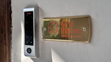 Ein digitales Türschloss und eine Messingschild mit der Aufschrift "Kind Places" und "Suite-Erlebnis".