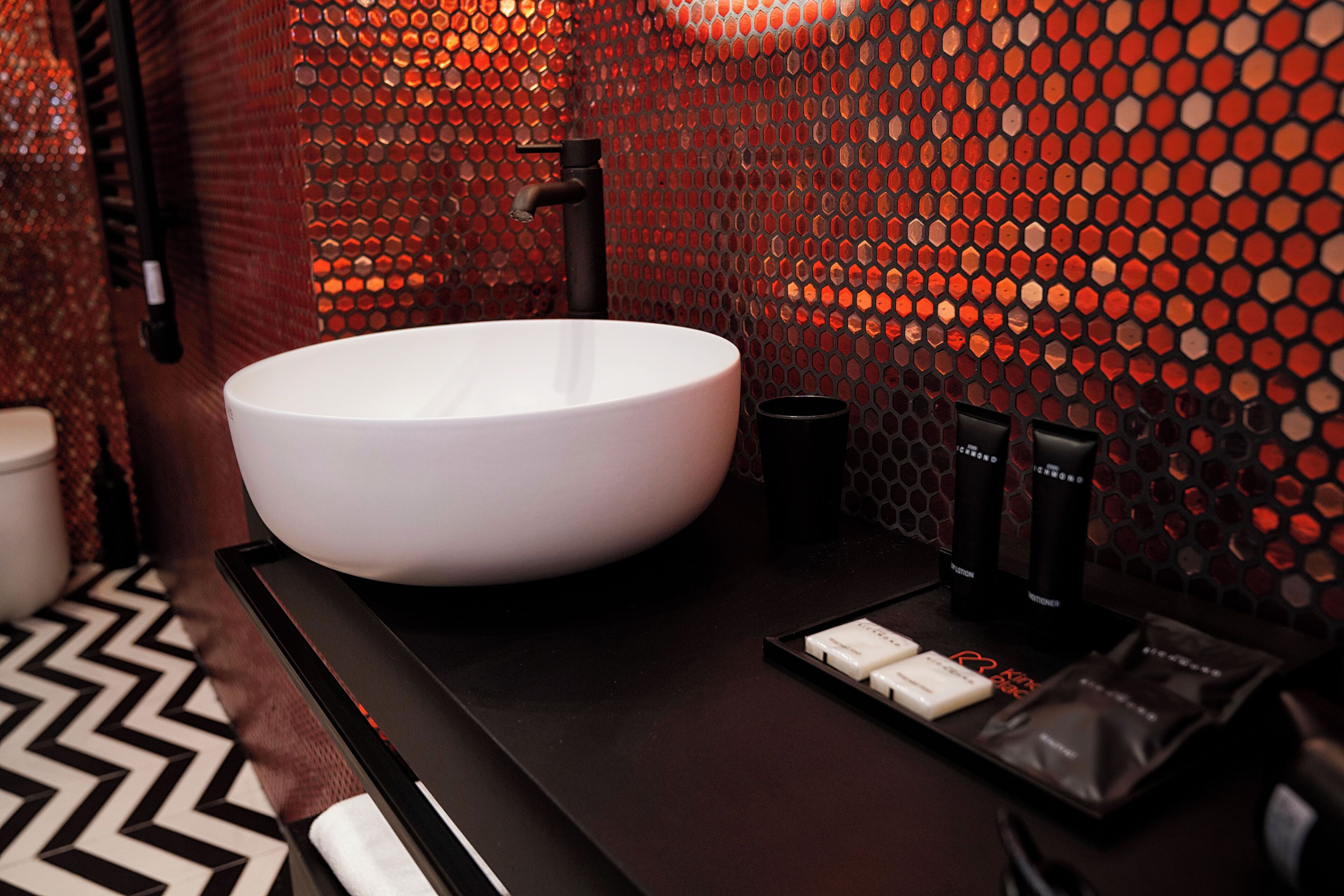 The World Is Yours (101) | Bathroom