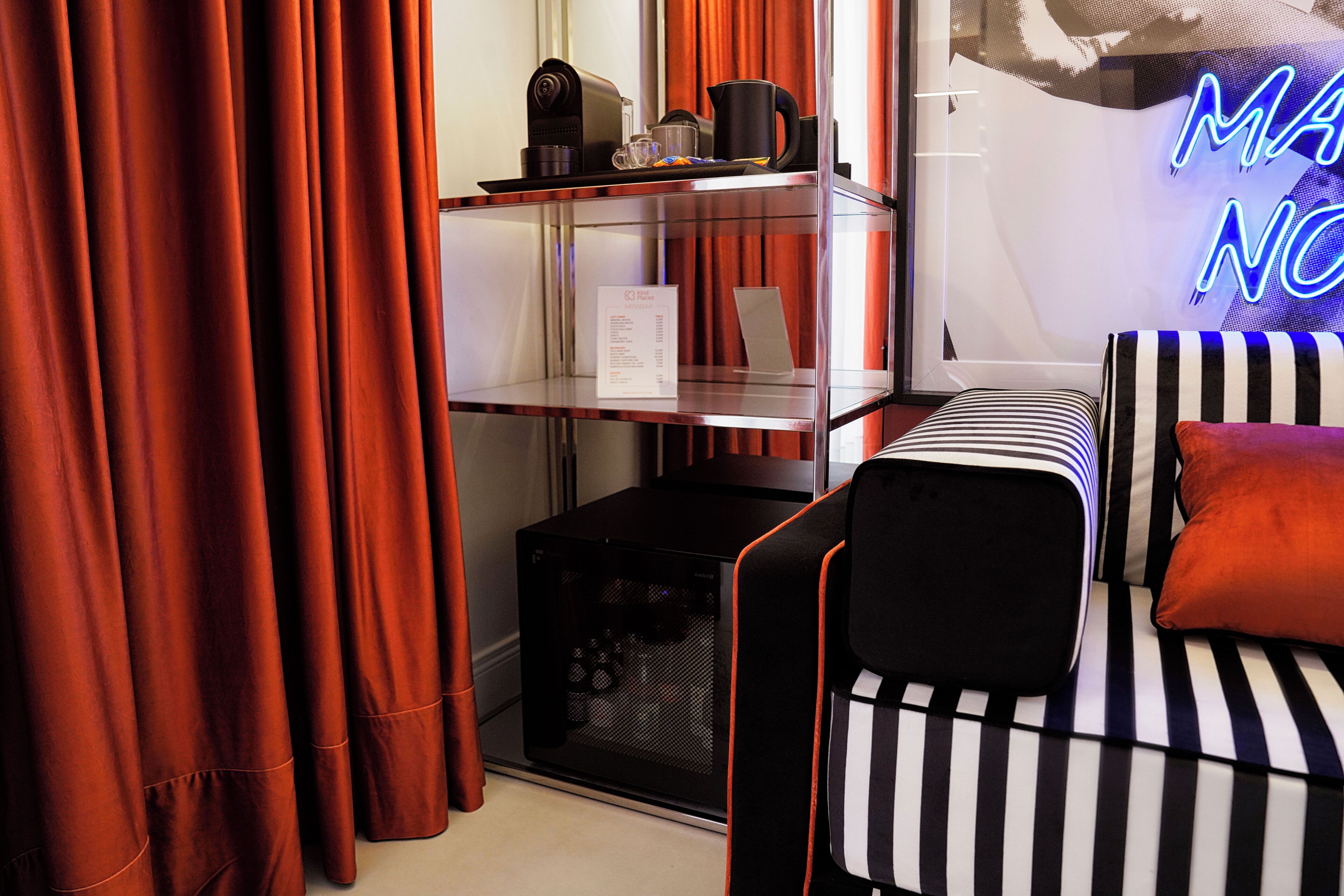 ثلاجة صغيرة