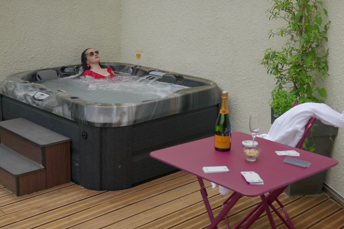 Honeymoon Apartment, Ensuite (Suite Ronde ) | Outdoor spa tub