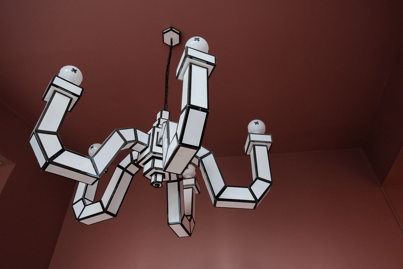 Un candelabro geométrico de diseño moderno.