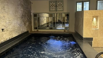 Piscina coperta, lettini