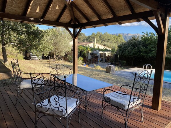 Outdoor dining - Loue Belle Maison Avec Jardin et Piscine au Calme, Environs D'aix-en-provence (Pourrières)