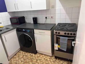 Apartment | Private kitchen | Fridge, microwave, oven, stovetop - Charming 1-bed Apartment in London (London)