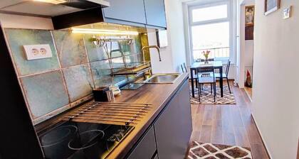 Tizza-Modern 55m2 flat right above the city center, spectacular view