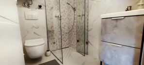 Shower, hair dryer, towels, soap - Tizza-Modern 55m2 flat right above the city center, spectacular view (Niš)
