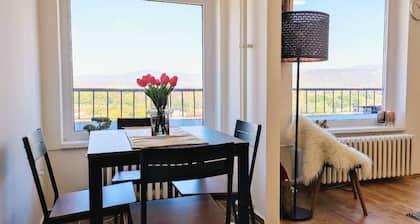 Tizza-Modern 55m2 flat right above the city center, spectacular view