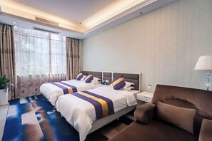 A hotel room with two beds, a sofa, a nightstand, and a window with curtains. - Qinshuiwan Holiday Hotel (Ninghai Wujia Manor) (Ninghai)