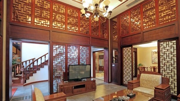 A traditional-style living room with a television, sofa, and coffee table. - Qinshuiwan Holiday Hotel (Ninghai Wujia Manor) (Ninghai)