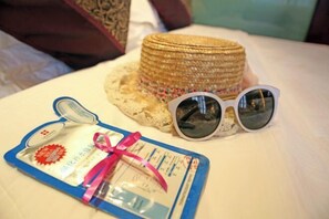 A stack of woven hats, a pair of sunglasses, and a framed certificate on a table. - Qinshuiwan Holiday Hotel (Ninghai Wujia Manor) (Ninghai)