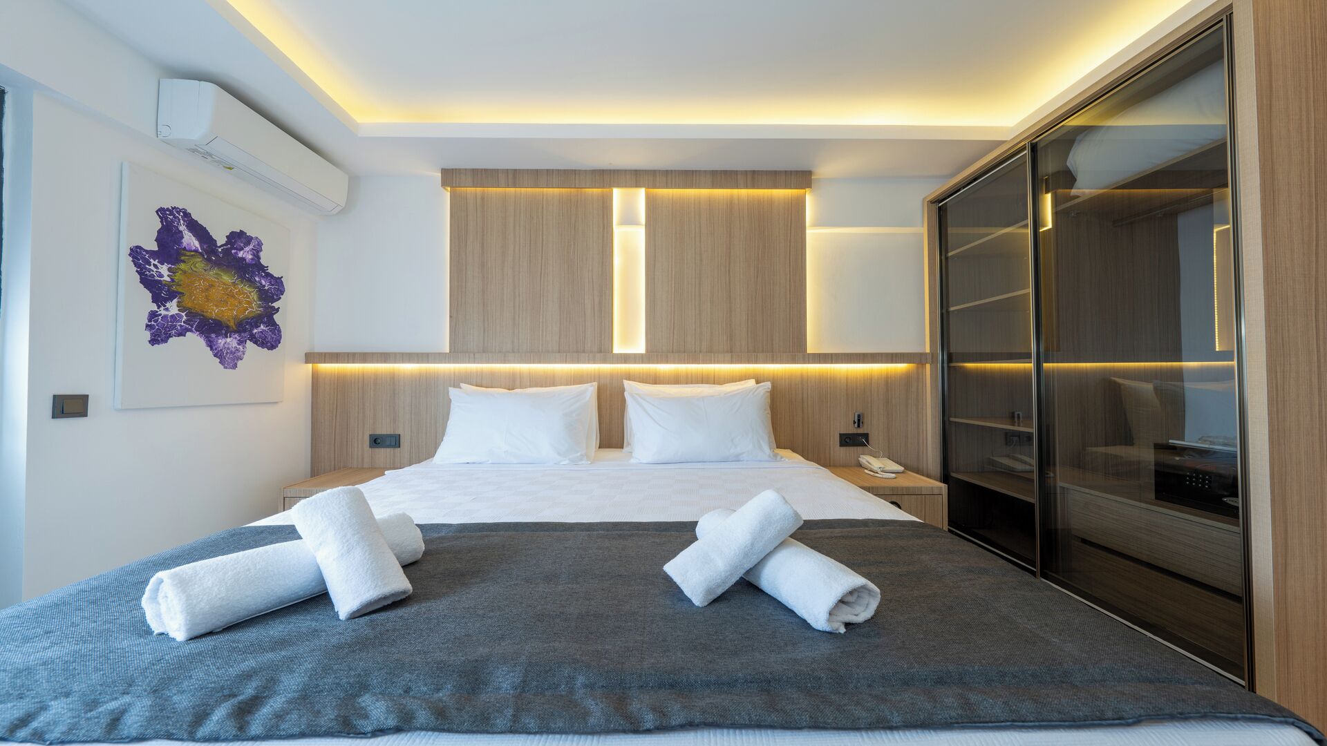 Phòng Suite Deluxe, 1 phòng ngủ, không hút thuốc, quang cảnh thành phố | Két bảo mật tại phòng, màn/rèm cản sáng, phòng cách âm 