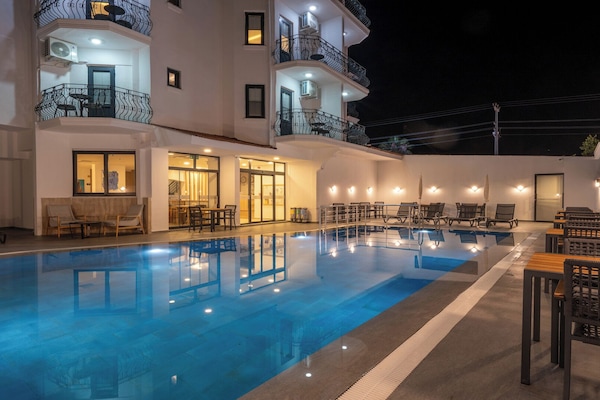 Piscine extérieure (ouverte en saison)