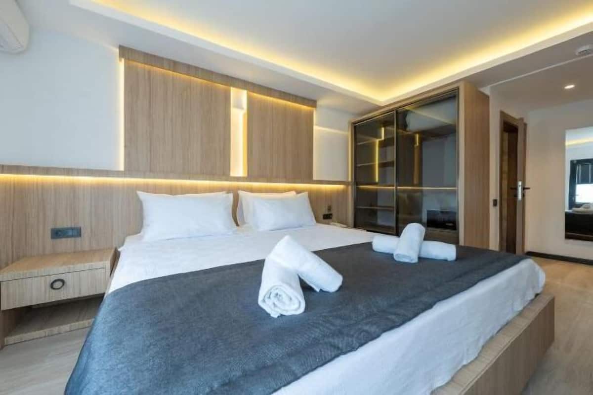 In-room safe, blackout drapes, soundproofing, free WiFi