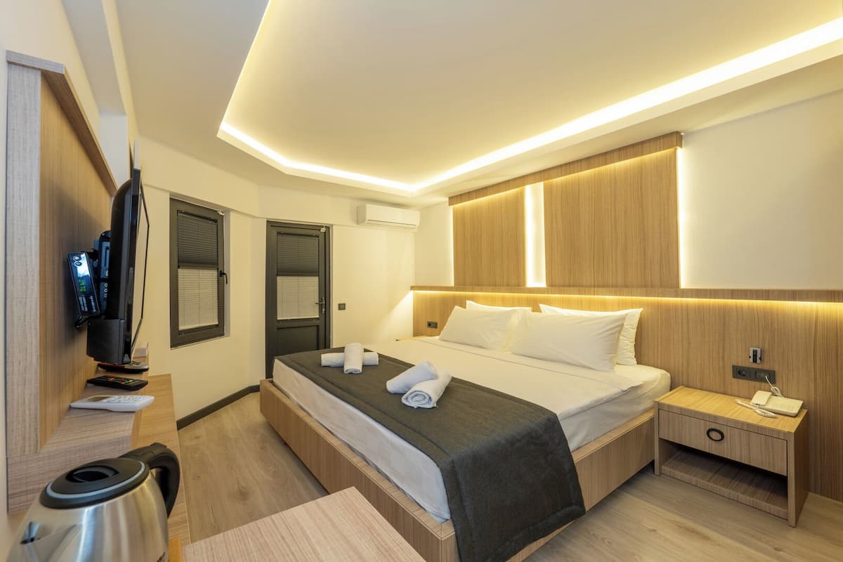 Habitación doble Grand | 1 habitación, caja de seguridad en la habitación y cortinas blackout