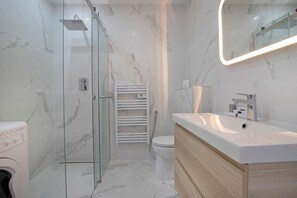 Douche, séchoir à cheveux, serviettes fournies, savon