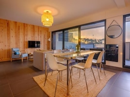 Suite familiar, 3 habitaciones, terraza | Servicio de comidas en la habitación
