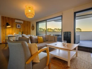 Superior suite, 2 slaapkamers, terras | Woonruimte | Een 106-cm flatscreentelevisie met kabelzenders