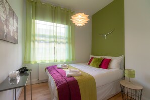 2 slaapkamers, een bureau, een strijkplank/strijkijzer, reisbedje