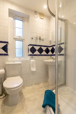 Shower, hair dryer, towels, soap - ZenScape Two Storey Central Apt in Covent Garden (London)