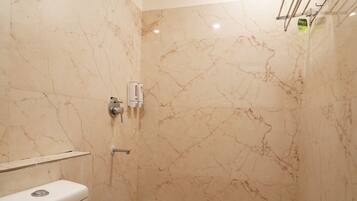 Deluxe Room | Bathroom | Shower, towels