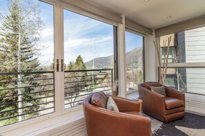 Interior - Ski-in/out! Renovated 3BR Aspen Condo (Aspen)