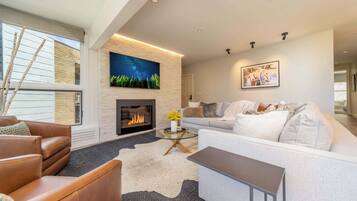 Smart TV, chimenea, estéreo, oficina