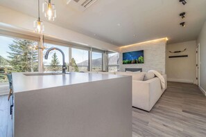 Interior - Ski-in/out! Renovated 3BR Aspen Condo (Aspen)