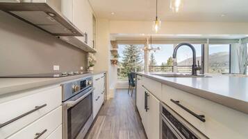 冰箱、微波炉、烤箱、炉灶