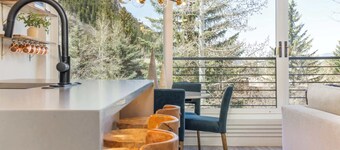 Ski-in/out! Renovated 3BR Aspen Condo