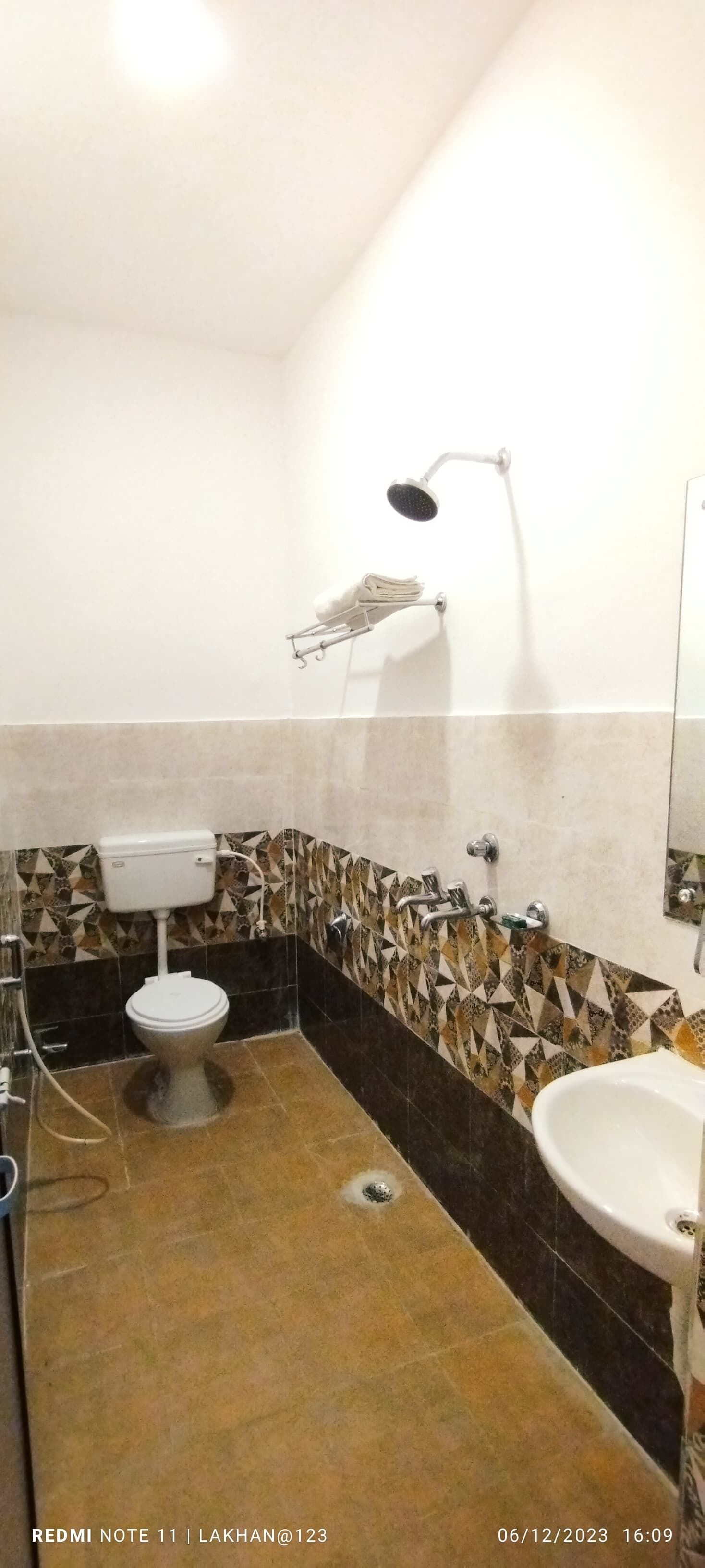 Studio Room | Salle de bain | Douche, douche à « effet pluie », chaussons, serviettes fournies