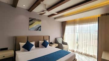 Deluxe Room | Minibar, desk, laptop workspace, iron/ironing board