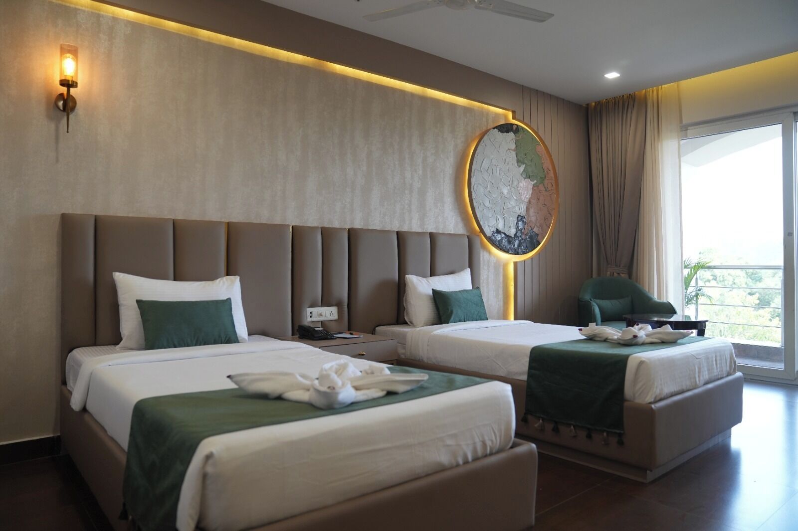 Super Deluxe Hill View Room with Balcony | Minibar, bureau, espace de travail pour ordinateur portable