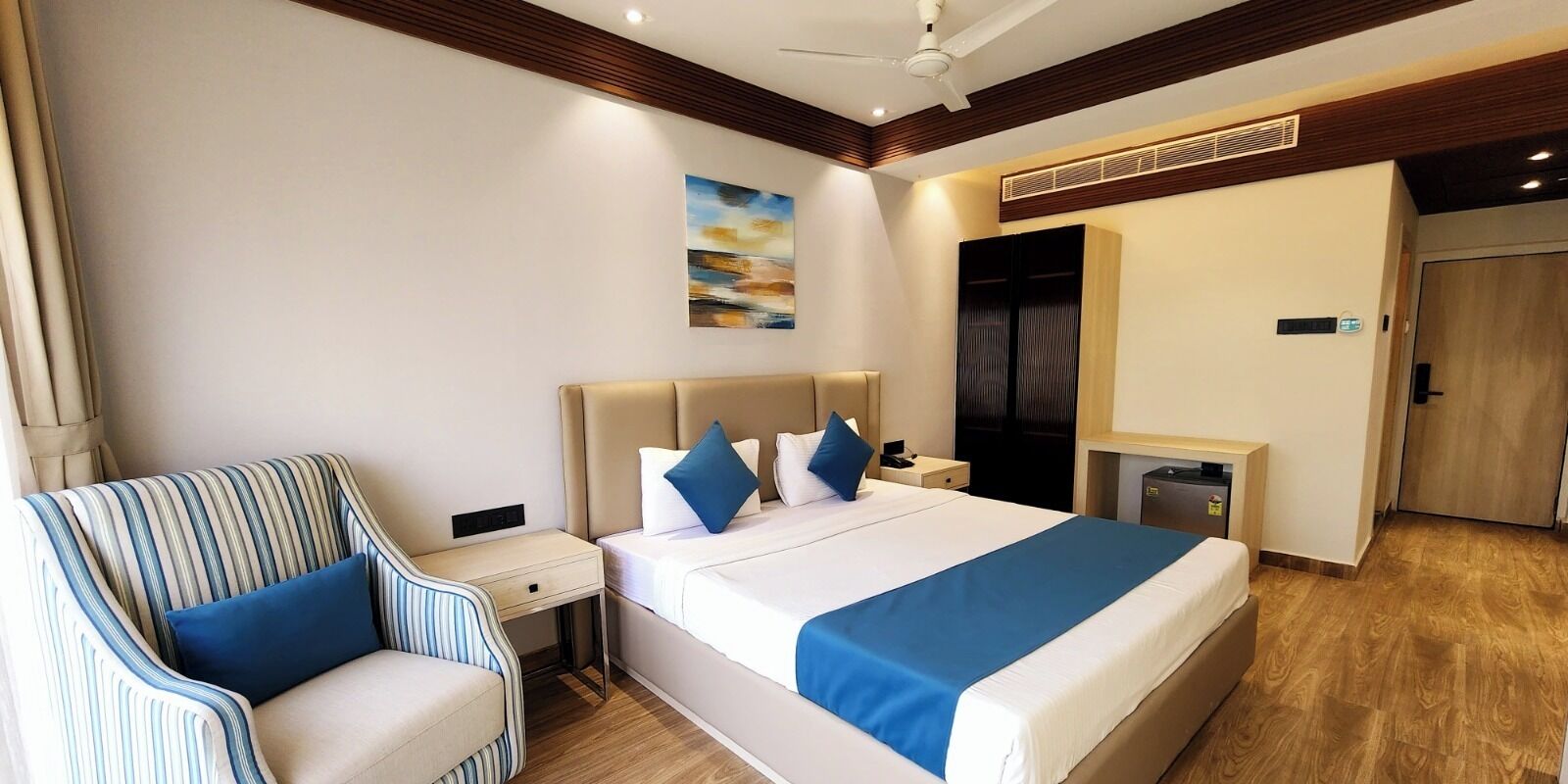 Deluxe Room | Minibar, desk, laptop workspace, iron/ironing board