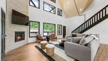 Een smart-tv, een open haard en tafelvoetbal