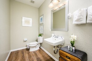 Apartment (New Modern Townhome, Near The Parks -) | Badezimmer