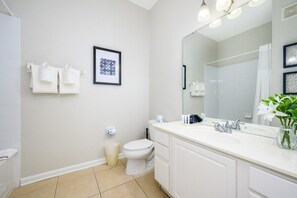 Condo (Penthouse Vacation Condo, Near the Pa) | Bathroom