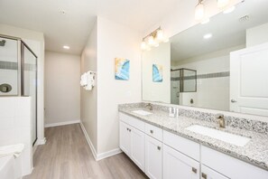 Apartment (Brand New Modern Vista Cay Reserve Co) | Badezimmer