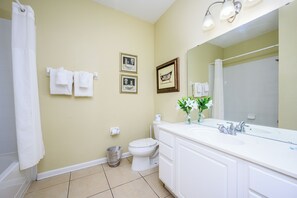 Apartment (Large Condo with Pool Table, Vista Ca) | Badezimmer