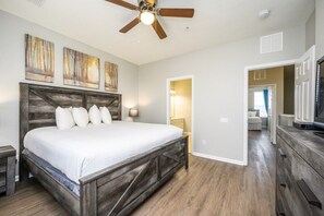 Apartamento (New Listing! Beautiful Townhome, Vist) | 3 quartos, Wi-Fi de cortesia