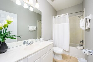Apartamento (New Listing! Beautiful Townhome, Vist) | Banheiro